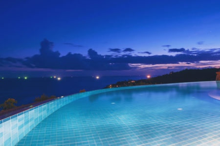 180-degree infinity pool 