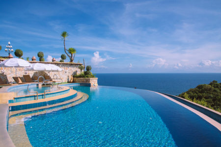 180-degree infinity pool 