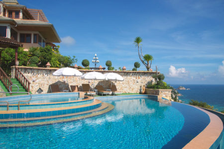 180-degree infinity pool 