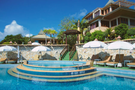 180-degree infinity pool 