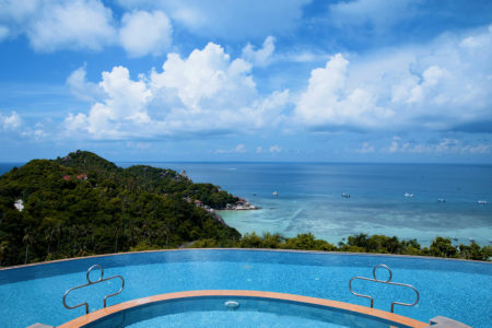 180-degree infinity pool 